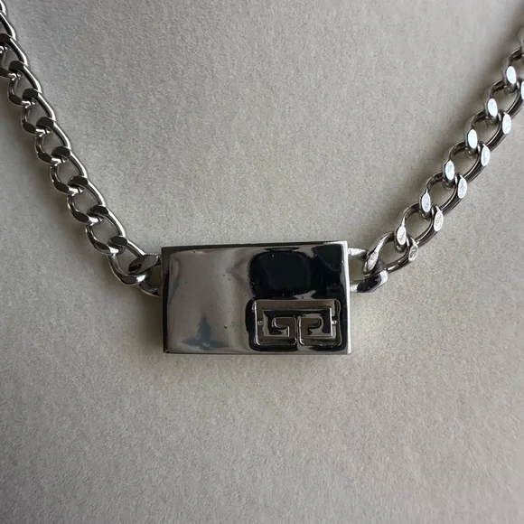 GIVENCHY Vintage 1979 Logo Plate Necklace - Picture 3 of 6